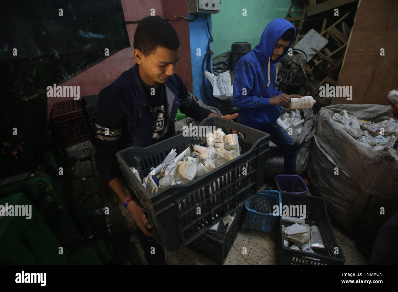 Il Cairo, Egitto. Xiv Feb, 2017. Gli adolescenti egiziano opera nella scuola di riciclaggio nel quartiere Zabbaleen di Monshat Naser al Cairo, Egitto a gennaio 22, 2017. La scuola di riciclaggio, situato nel quartiere Zabbaleen di Monshat Naser, ad est del Cairo, fu costruito dall'Associazione per la protezione dell'ambiente in cooperazione con le Nazioni Unite per l'Educazione, la scienza e la Cultura (UNESCO). collecto Credito: Xinhua/Alamy Live News Foto Stock