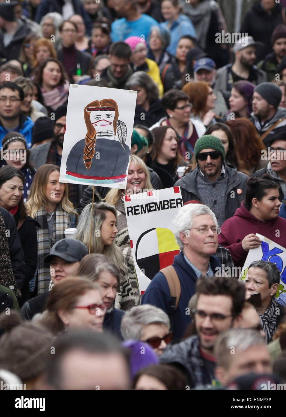 Vancouver. Xiv Feb, 2017. Le persone partecipano in campo femminile Memorial Marzo a Vancouver in Canada, Feb.14, 2017. Migliaia di persone partecipano la ventisettesima edizione Donne's Memorial Marzo per ricordare le donne che sono morti a causa di fisico, mentale ed emotivo di violenza e di richiamare l'attenzione del pubblico sul problema della violenza contro le donne. Credito: Liang Sen/Xinhua/Alamy Live News Foto Stock