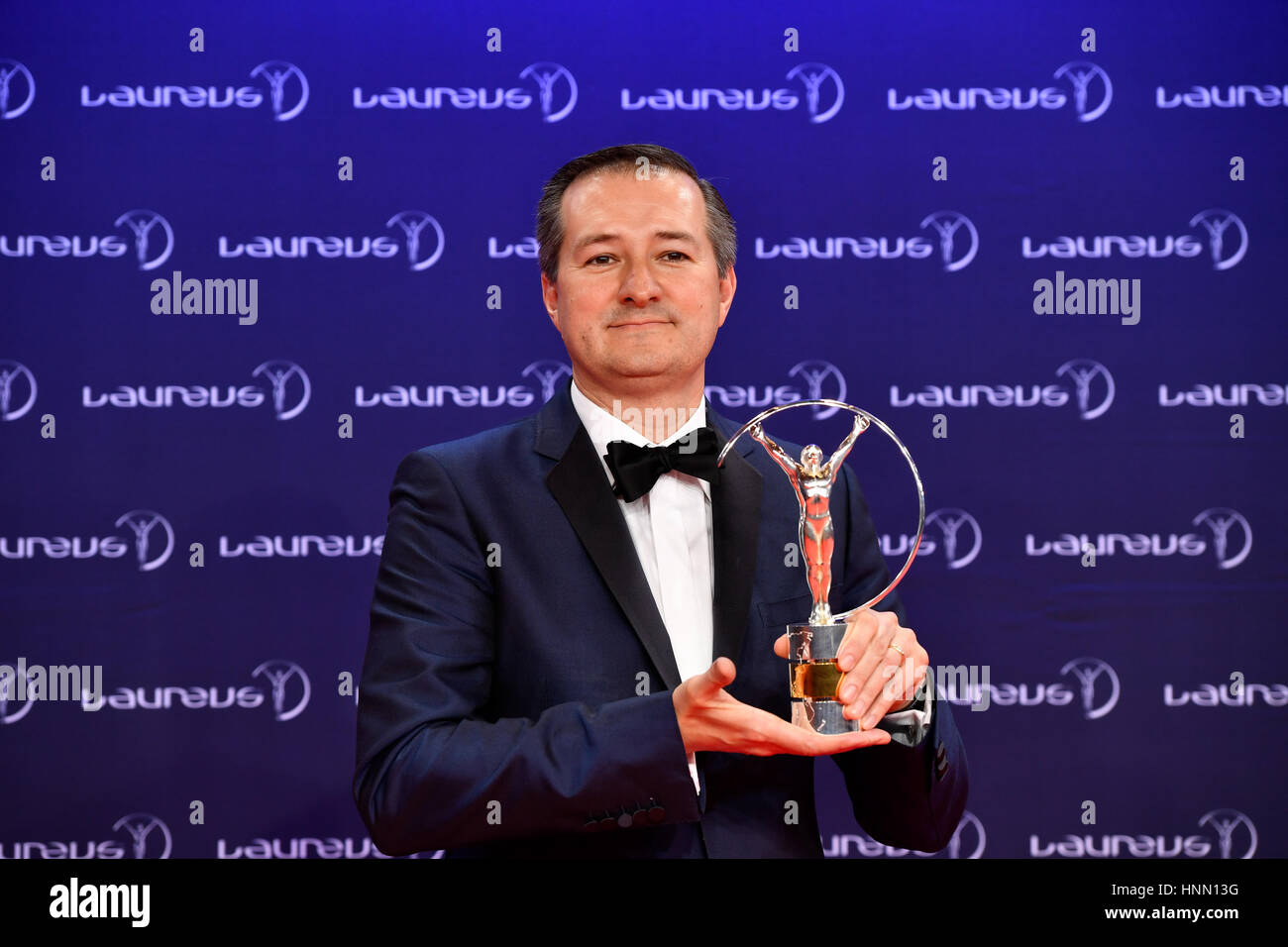 Larvotto, Laureus World Sports Awards di Larvotto. Xiv Feb, 2017. Tom Ricketts, il proprietario del Chicago Cubs che è appena stato premiato il team Laureus dell'anno, pone per le foto con il trofeo al Laureus World Sports Awards di Larvotto, Monaco il 14 febbraio, 2017. Credito: Chen Yichen/Xinhua/Alamy Live News Foto Stock