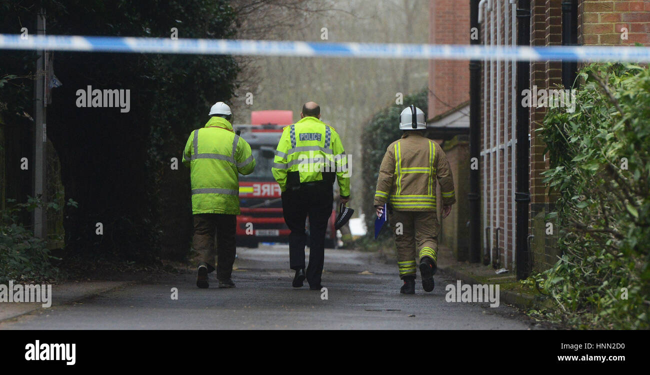 Oxford, Regno Unito 15 Feb, 2017 servizi di emergenza/ Vigili del Fuoco valutazione della situazione la mattina dopo il rip Blast attraverso la costruzione di Gibbs Crescent, West Oxford. Foto Richard Cave 15.02.2017 Credito: Richard Cave/Alamy Live News Foto Stock