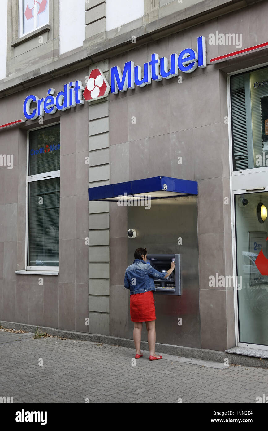 Un punto di contanti per il 'Credit Mutuel' banca a Strasburgo in Francia. Prese su 20.08.2016. Foto: S. Steinach - nessun filo - SERVIZIO | Utilizzo di tutto il mondo Foto Stock