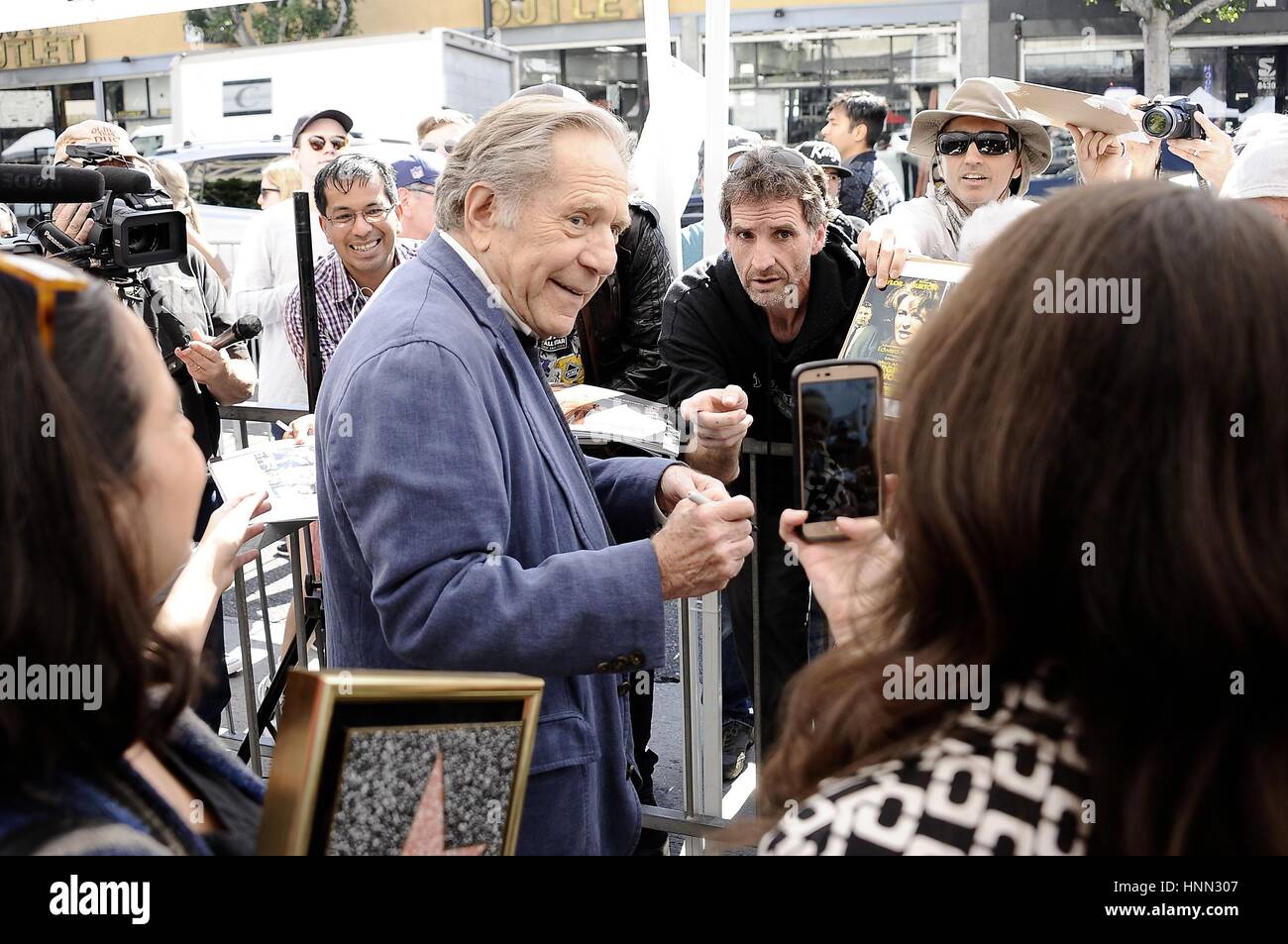 Los Angeles, CA, Stati Uniti d'America. Xiv Feb, 2017. George Segal alla cerimonia di induzione per la stella sulla Hollywood Walk of Fame per George Segal, Hollywood Boulevard, Los Angeles, CA, il 14 febbraio 2017. Credito: Michael Germana/Everett raccolta/Alamy Live News Foto Stock