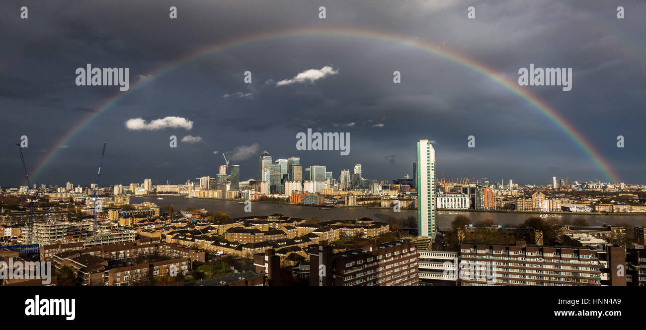 Londra, Regno Unito. 15 Feb, 2017. Regno Unito Meteo: massiccia arcobaleno colorato rompe su South East London compresi Canary Wharf business park edifici Credito: Guy Corbishley/Alamy Live News Foto Stock