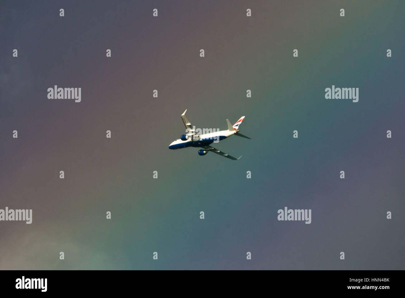 Londra, Regno Unito. 15 Feb, 2017. Regno Unito: Meteo a British Airways Embraer ERJ-190SR getto uscente City Airport passa attraverso un massiccio arcobaleno colorato sopra la città. Credito: Guy Corbishley/Alamy Live News Foto Stock