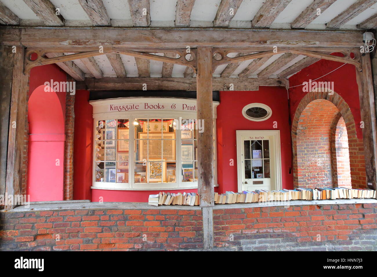 WINCHESTER, Regno Unito - 5 febbraio 2017: Bookshop con seconda mano libri situato presso il cancello di ingresso alla città vecchia Foto Stock