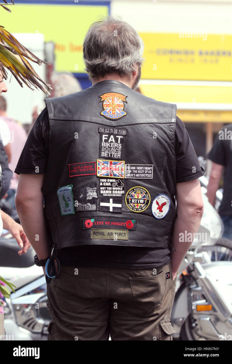 Motociclista con il suo leader vest e marchi 2015 in un raduno di motociclisti in Truro Cornwall Foto Stock