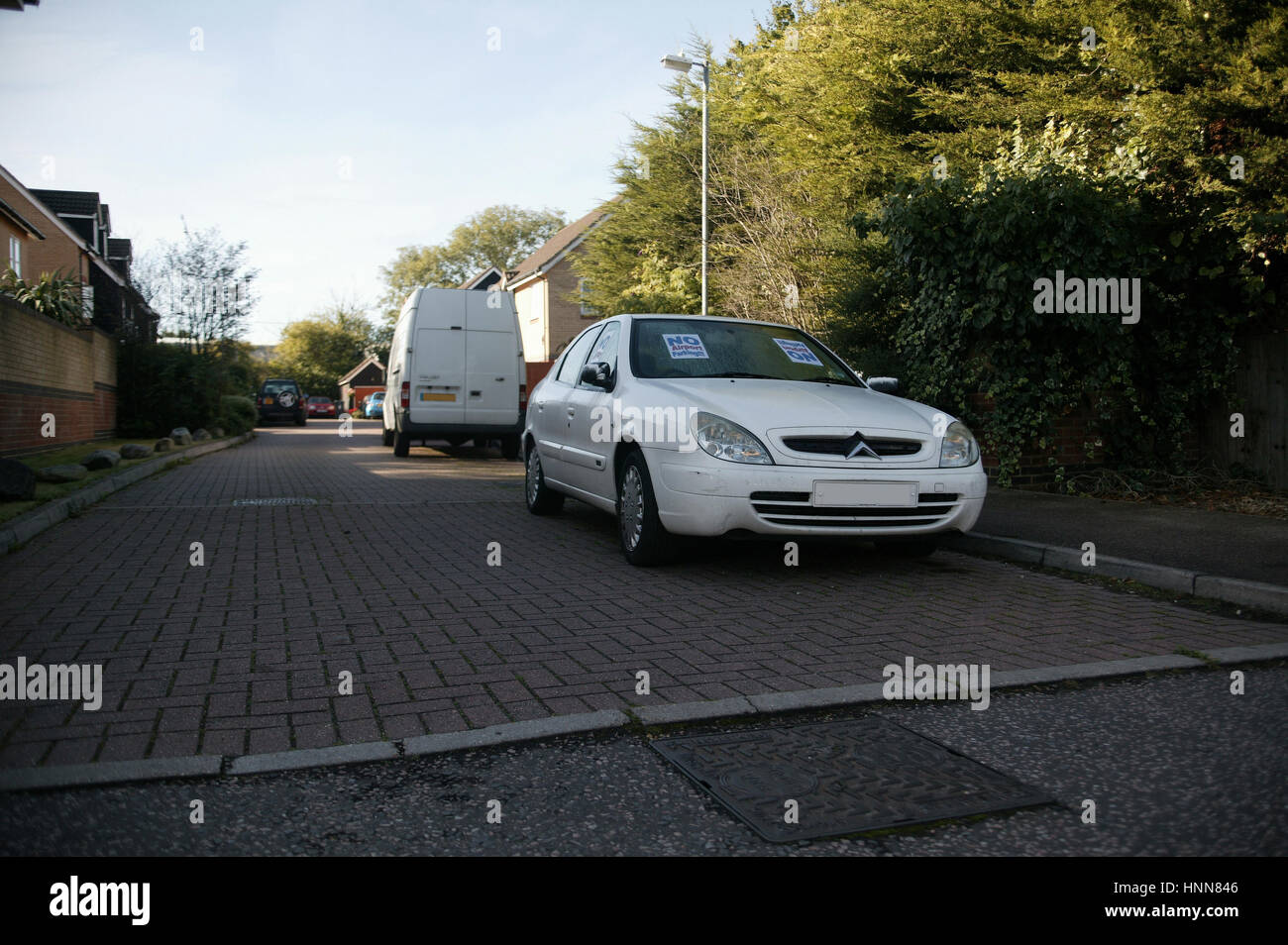 Takeley residenti girare vigilantes dopo essere state investite dalla sconsiderata parcheggio su strada da un aeroporto di Stansted cliente desideroso di evitare gli alti costi di parcheggio ufficiale. Foto Stock