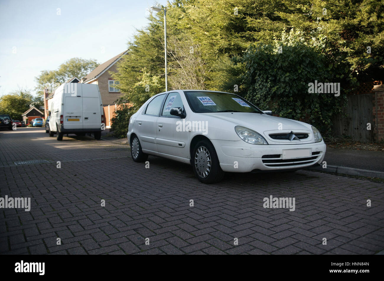 Takeley residenti girare vigilantes dopo essere state investite dalla sconsiderata parcheggio su strada da un aeroporto di Stansted cliente desideroso di evitare gli alti costi di parcheggio ufficiale. Foto Stock