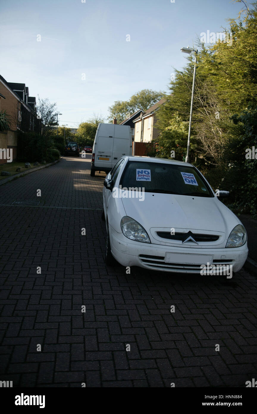 Takeley residenti girare vigilantes dopo essere state investite dalla sconsiderata parcheggio su strada da un aeroporto di Stansted cliente desideroso di evitare gli alti costi di parcheggio ufficiale. Foto Stock