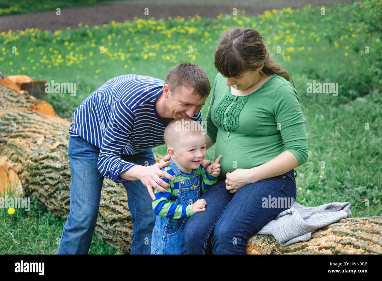 Moglie con il marito e il figlio per picnic Foto Stock