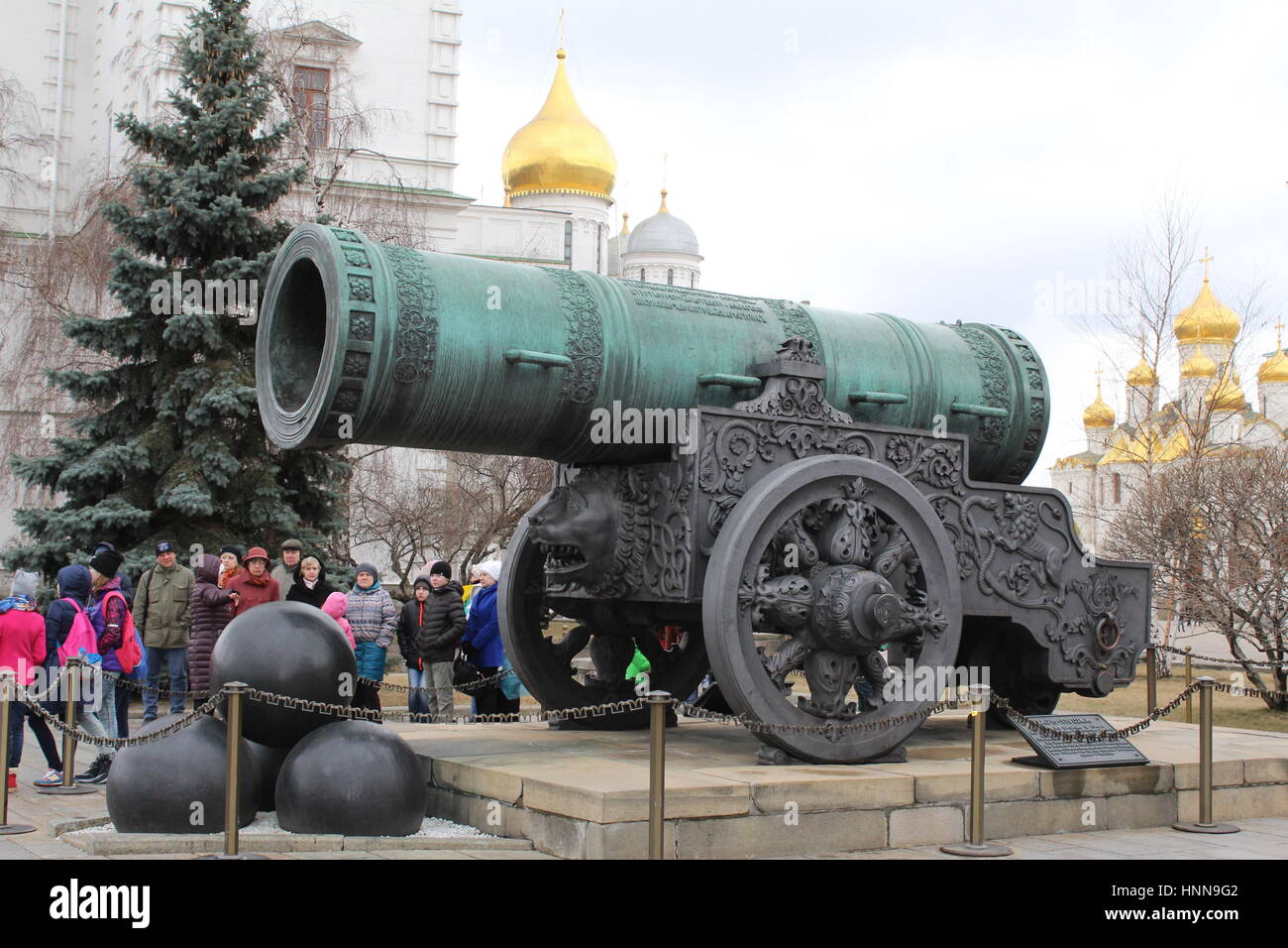 Zar's canon all interno del Cremlino di Mosca con alcuni dei chuches in background Foto Stock