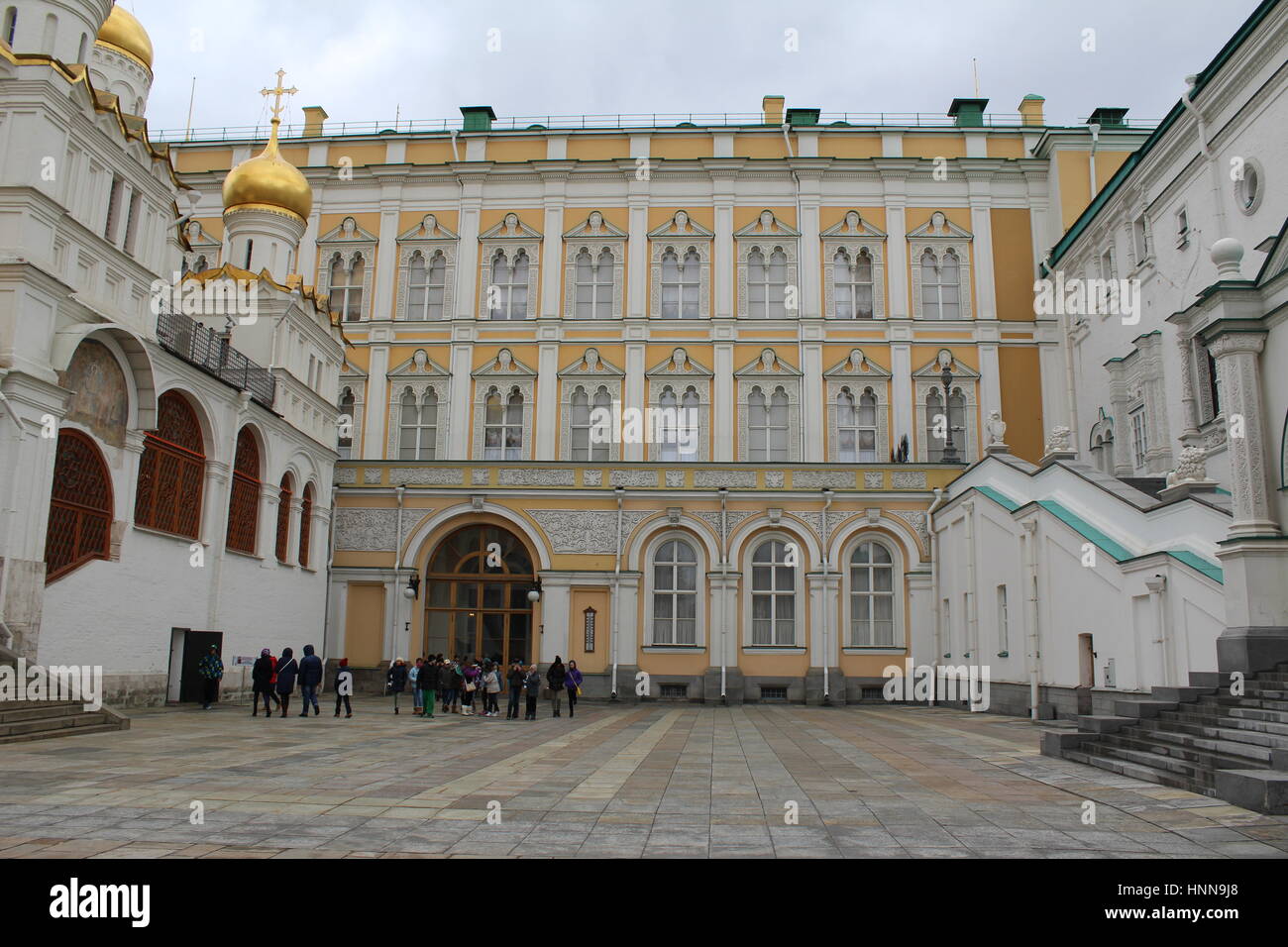 Il russo presidental residence all'interno del Cremlino di Mosca con una delle chiese. Foto Stock