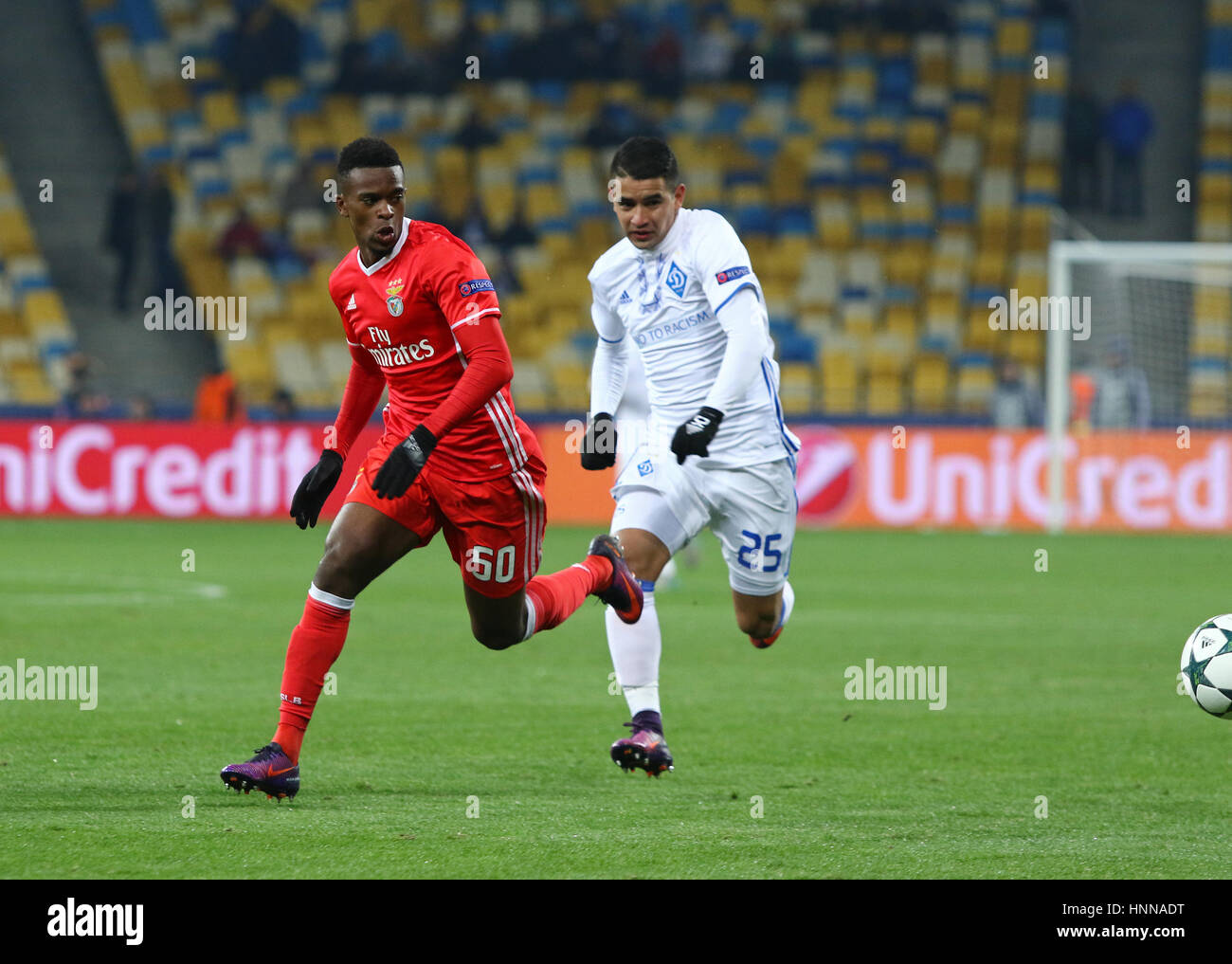 Kiev, Ucraina - 19 ottobre 2016: Derlis Gonzalez di Dynamo Kyiv (R) combatte per una sfera con Nelson Semedo di Benfica durante la loro UEFA Champions Leagu Foto Stock