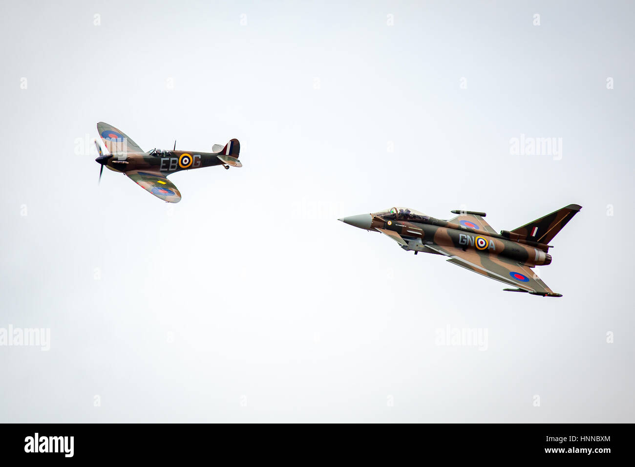 Display di volo di uno Spitfire e Typhoon, a 2015 RIAT, Fairford Foto Stock