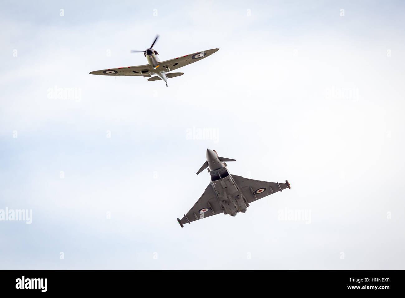Display di volo di uno Spitfire e Typhoon, a 2015 RIAT, Fairford Foto Stock