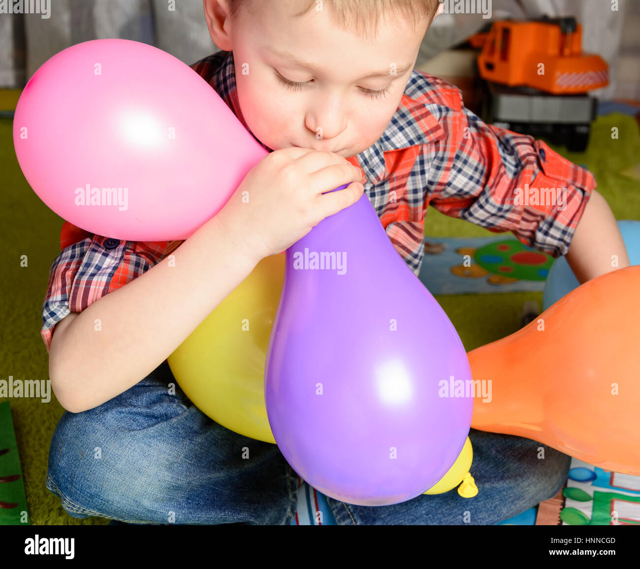 Little Boy si gonfia un palloncino Foto stock - Alamy