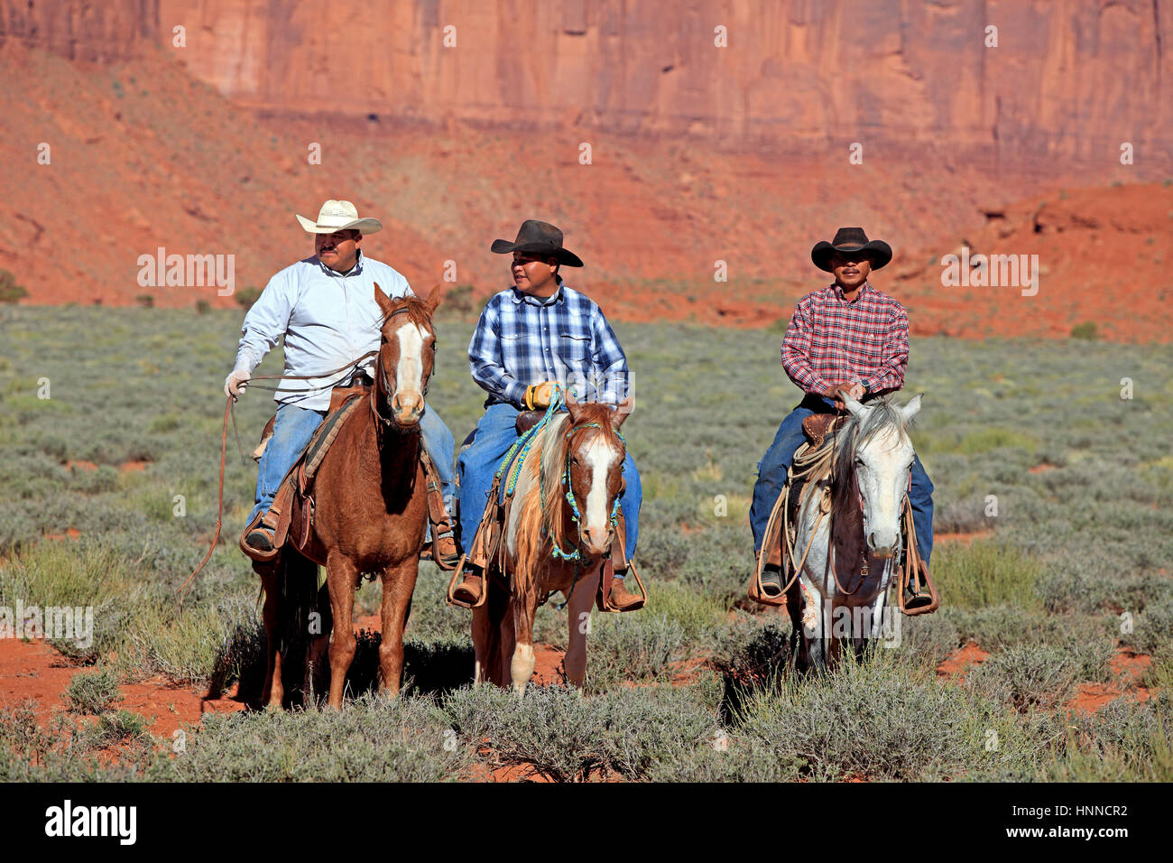 Navajo Cowboy, Mustang, (Equus caballus), Monument Valley, Utah, Stati Uniti d'America,Nordamerica, cowboy a cavallo su Mustang Foto Stock