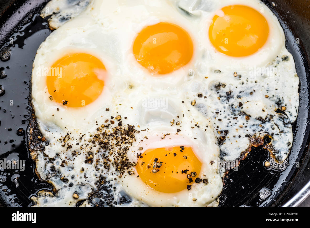 Sostenuto uova sunny side up con i piselli freschi la germogliazione Foto Stock