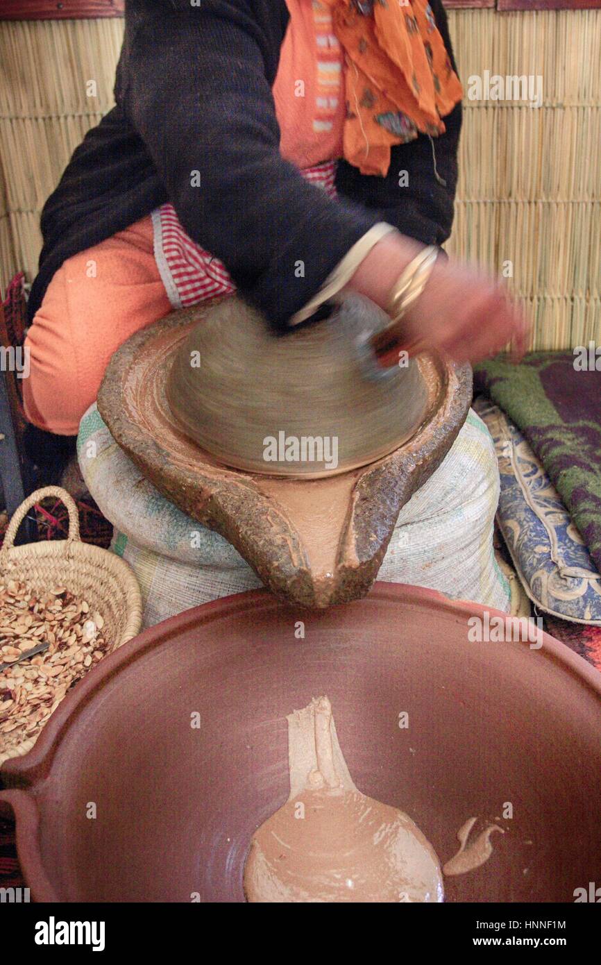 Olio di argan la produzione in donne cooperativa in Marocco Foto Stock