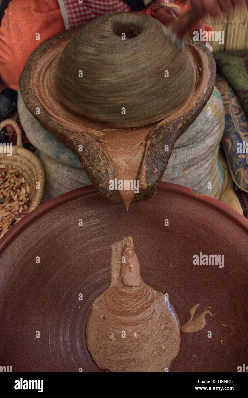 Olio di argan la produzione in donne cooperativa in Marocco Foto Stock