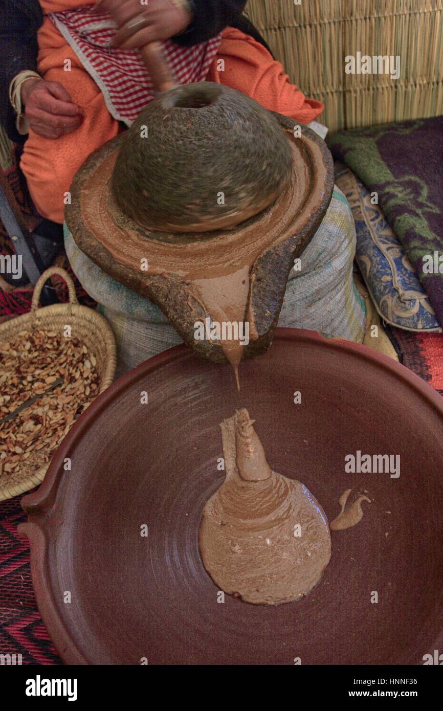 Olio di argan la produzione in donne cooperativa in Marocco Foto Stock