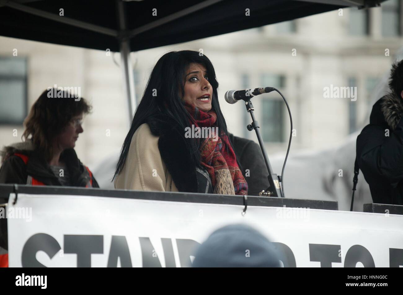 Stand Up al razzismo, rifugiati benvenuto qui demo in Trafalgar Square a Londra. Foto Stock