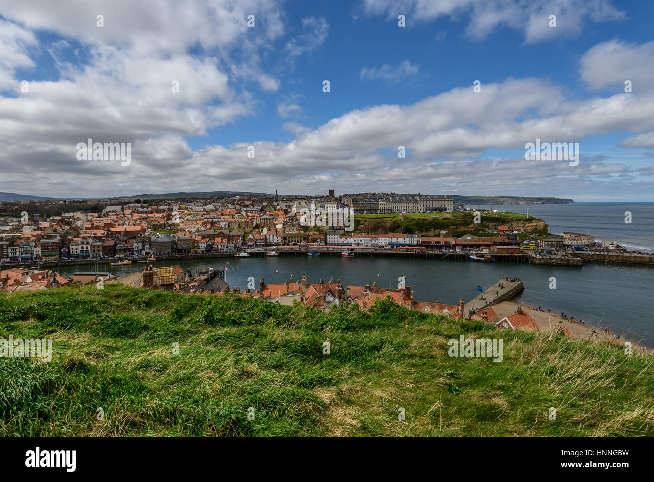 Whitby porto e banchina vista da East Cliff, Whitby, North Yorkshire, Regno Unito Foto Stock