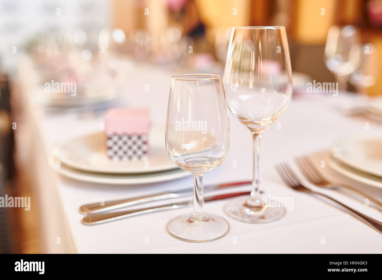 Serve table per un banchetto di nozze in un ristorante Foto Stock