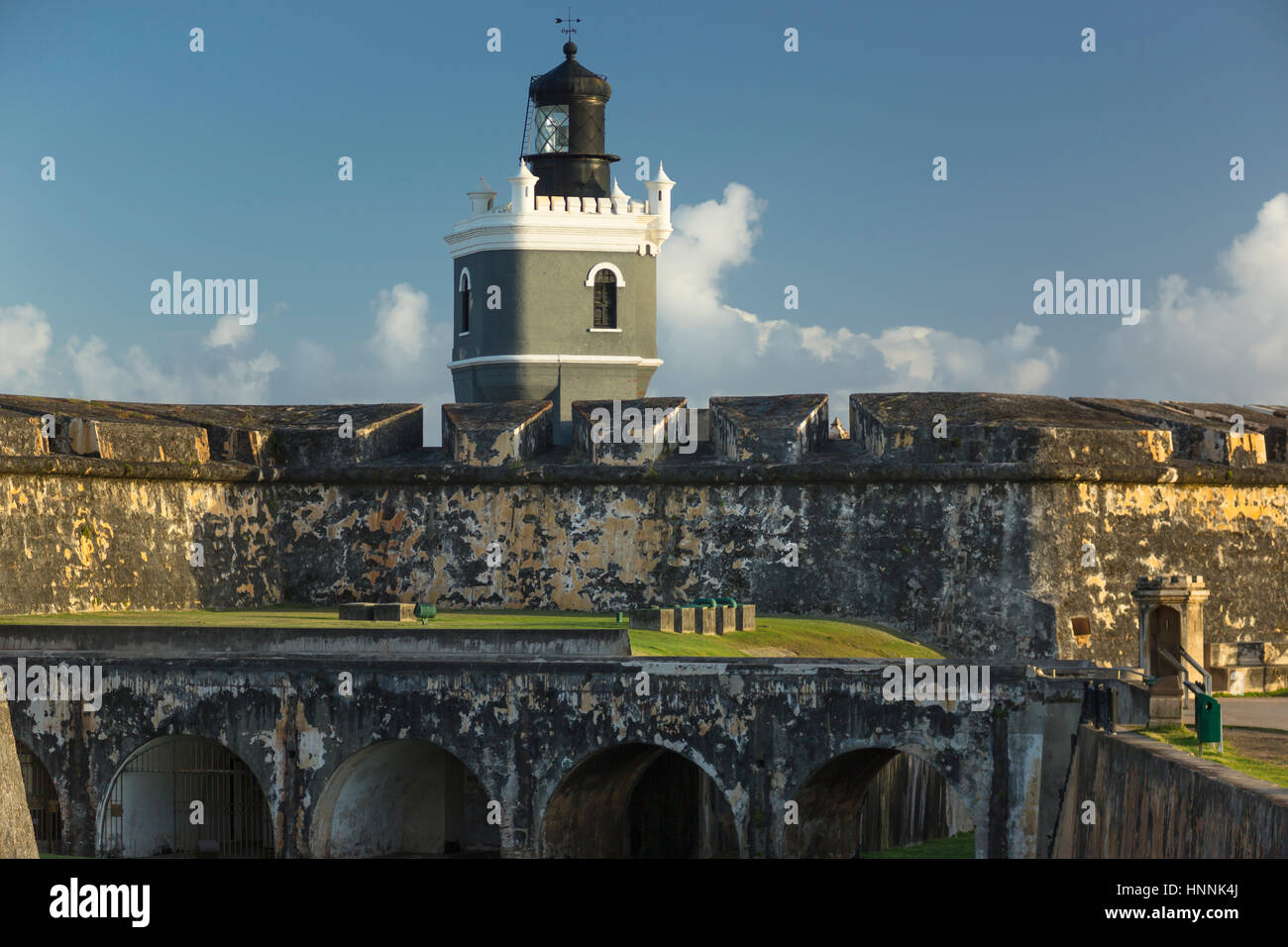 Faro al di sopra di una merlatura Castillo San Felipe del Morro città vecchia di San Juan di Porto Rico Foto Stock