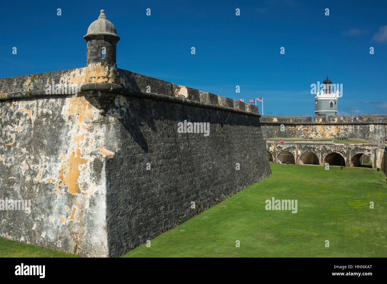 Le merlature interna fossato asciutto Castillo San Felipe del Morro città vecchia di San Juan di Porto Rico Foto Stock