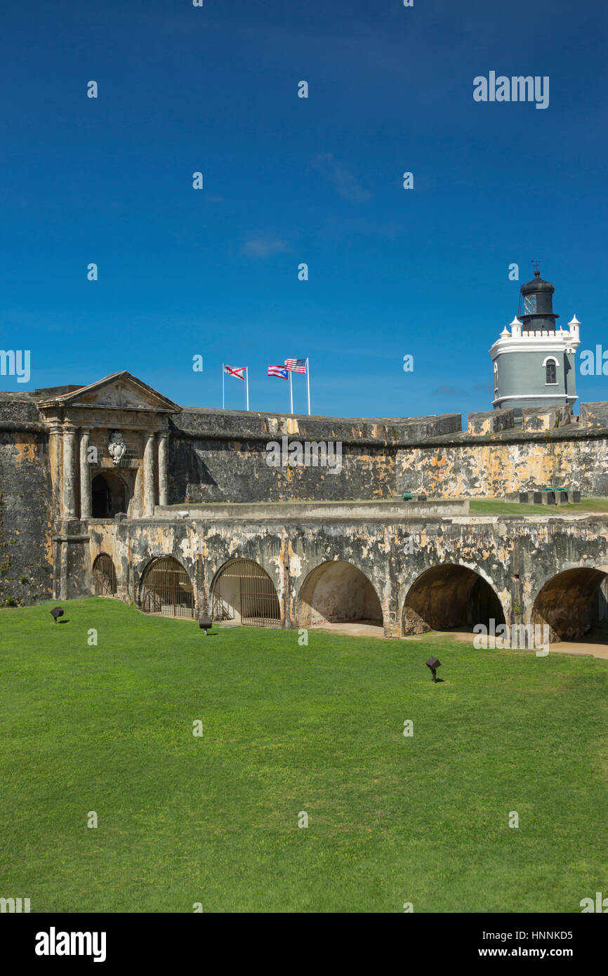 Le merlature interna fossato asciutto Castillo San Felipe del Morro città vecchia di San Juan di Porto Rico Foto Stock