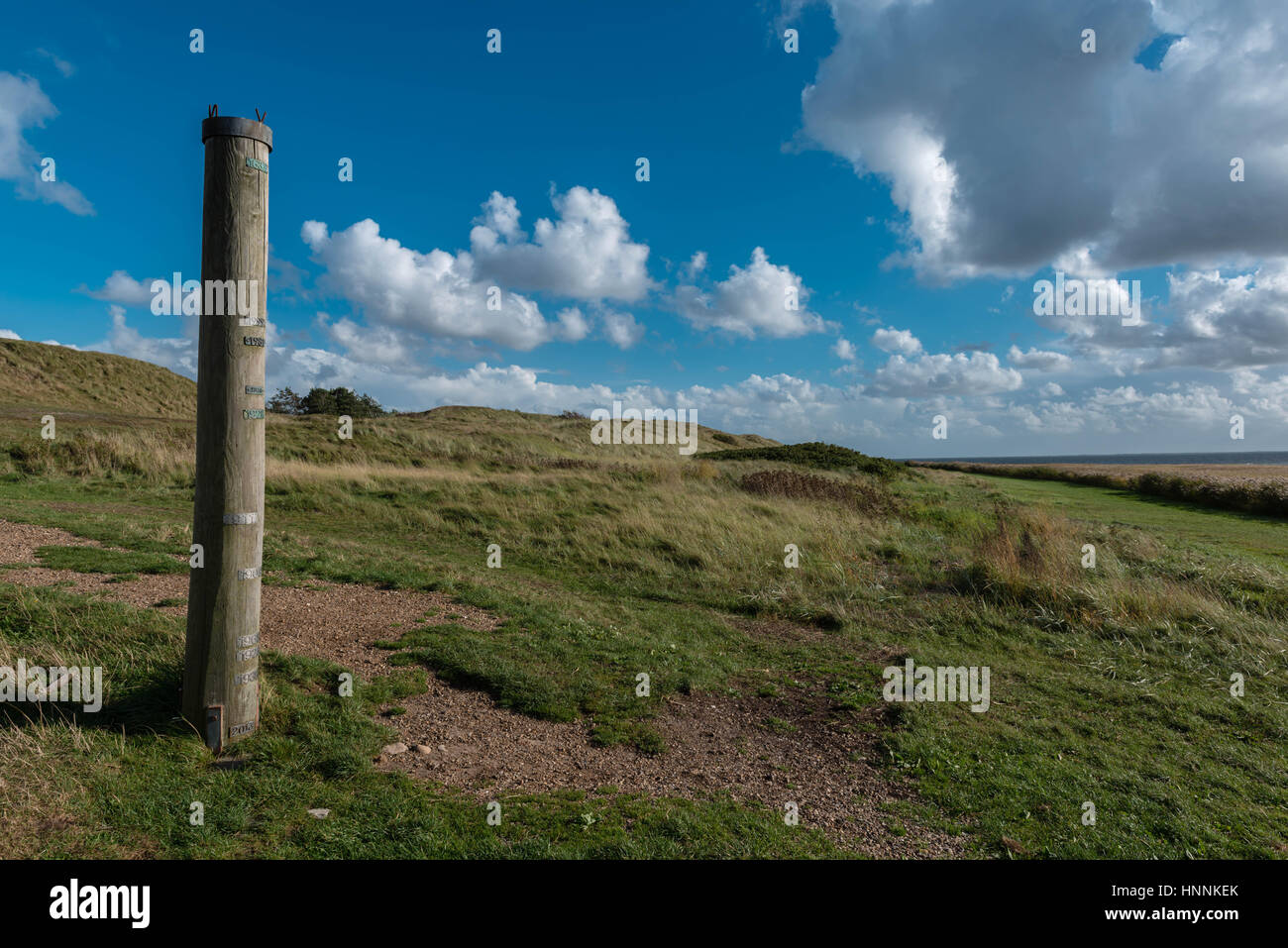 Indicatore di inondazione a dyke, Mandoe isola in danese del Mare di Wadden, UNECSCO Patrimonio Naturale Mondiale, nel Mare del Nord a Sud dello Jutland, Danimarca Foto Stock