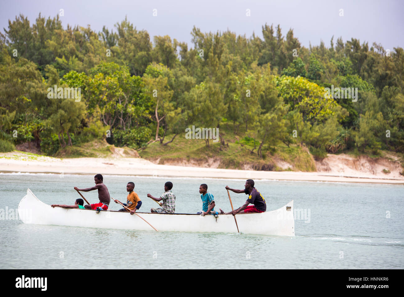 Un gruppo di giovani pescatori sul mare nelle loro canoe di ritorno dai loro catture di mattina al mare nella foto lungo la costa in area Fort-Dauphin. Foto Stock