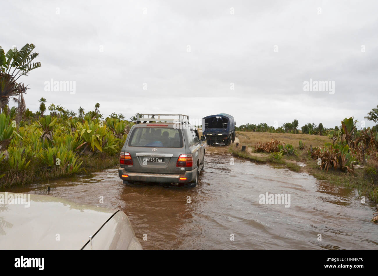 Vetture di attraversare il fiume - off road nel Sud Est del Madagascar (a Fort Dauphin - Tôlanaro/ Tolagnaro area). Foto Stock