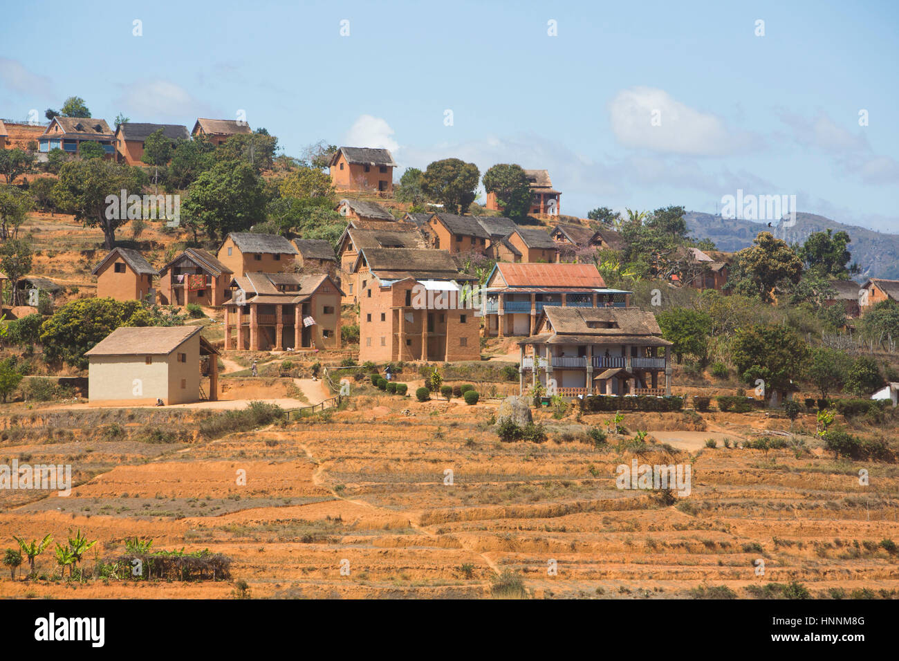 Trano gasy - case in mattoni in aree rurali in Madagascar Foto Stock