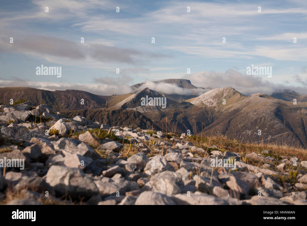 Vista del Ben Nevis, la montagna più alta in Scozia e nel Regno Unito. Vertice delle Highlands scozzesi di Glen Coe con nuvole sopra le cime delle montagne. Foto Stock