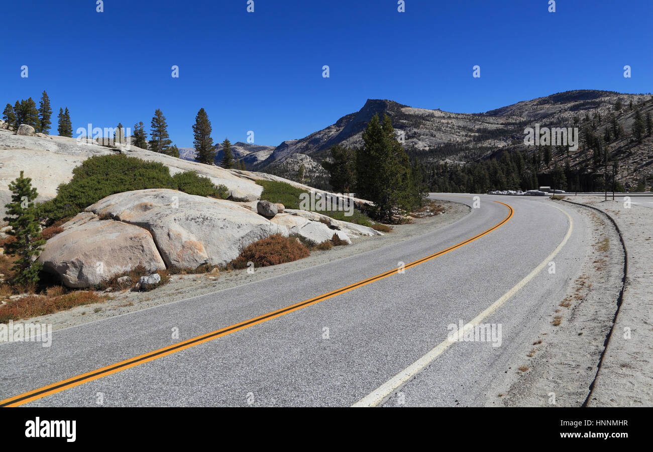 In Olmsted Point, del Parco Nazionale Yosemite, Tioga strada curva spostandosi verso nord-est verso il Lago Tenaya. Foto Stock