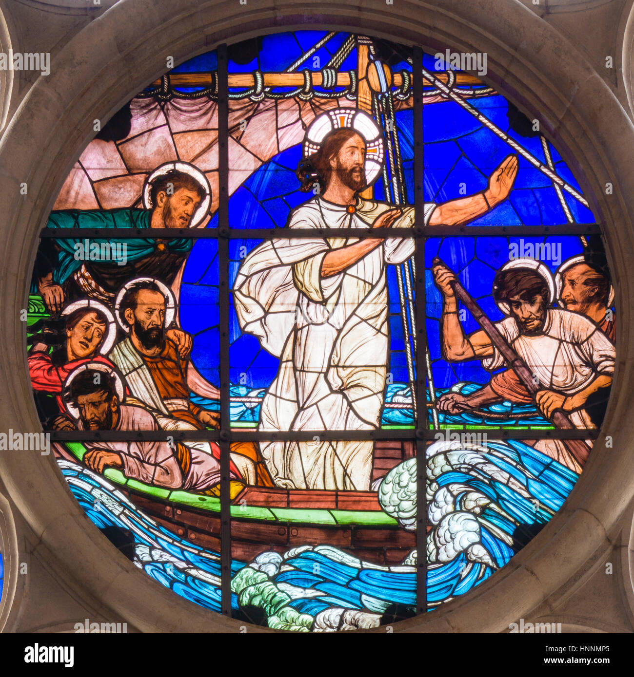 Gesù calma la tempesta, una vetrata su una finestra nella chiesa Gustafs, Copenaghen - 11 Febbraio 2014 Foto Stock