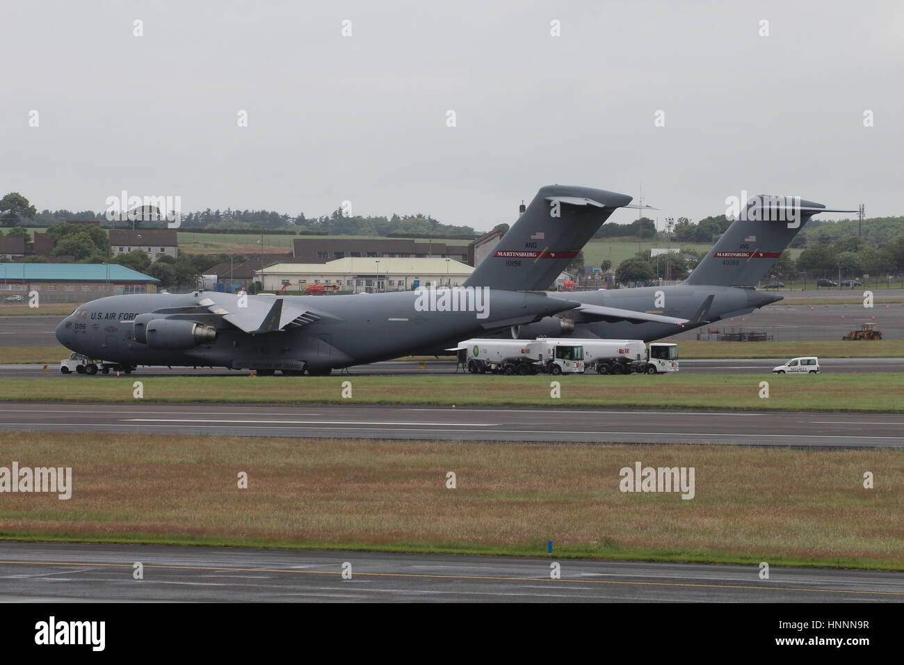 94-0069 e 01-0196, Boeing C-17A Globemaster IIIs azionato dalla forza aerea degli Stati Uniti, a Prestwick International Airport in Ayrshire, in Scozia. Foto Stock