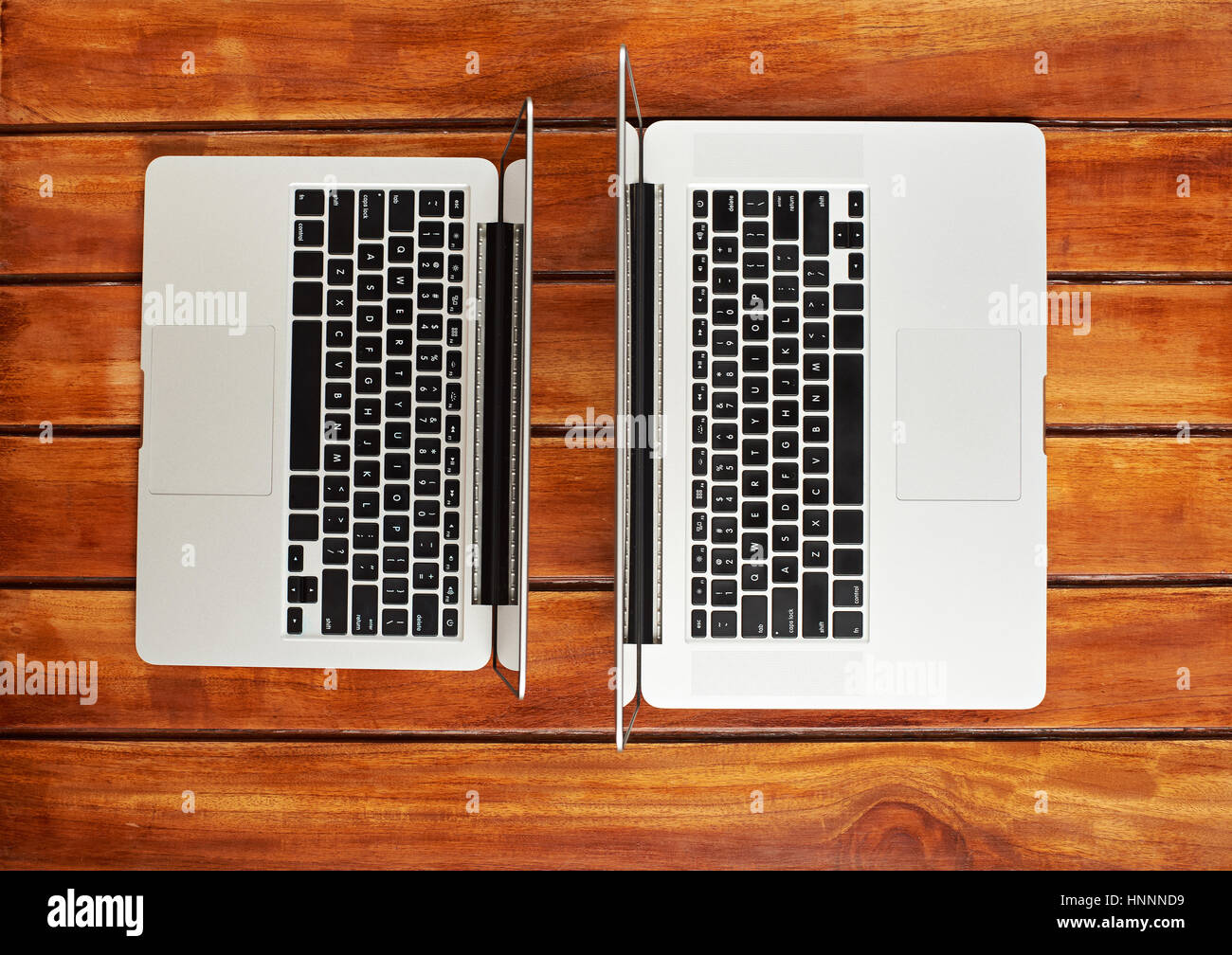 Due moderni laptop sul tavolo di legno vista dall'alto Foto Stock
