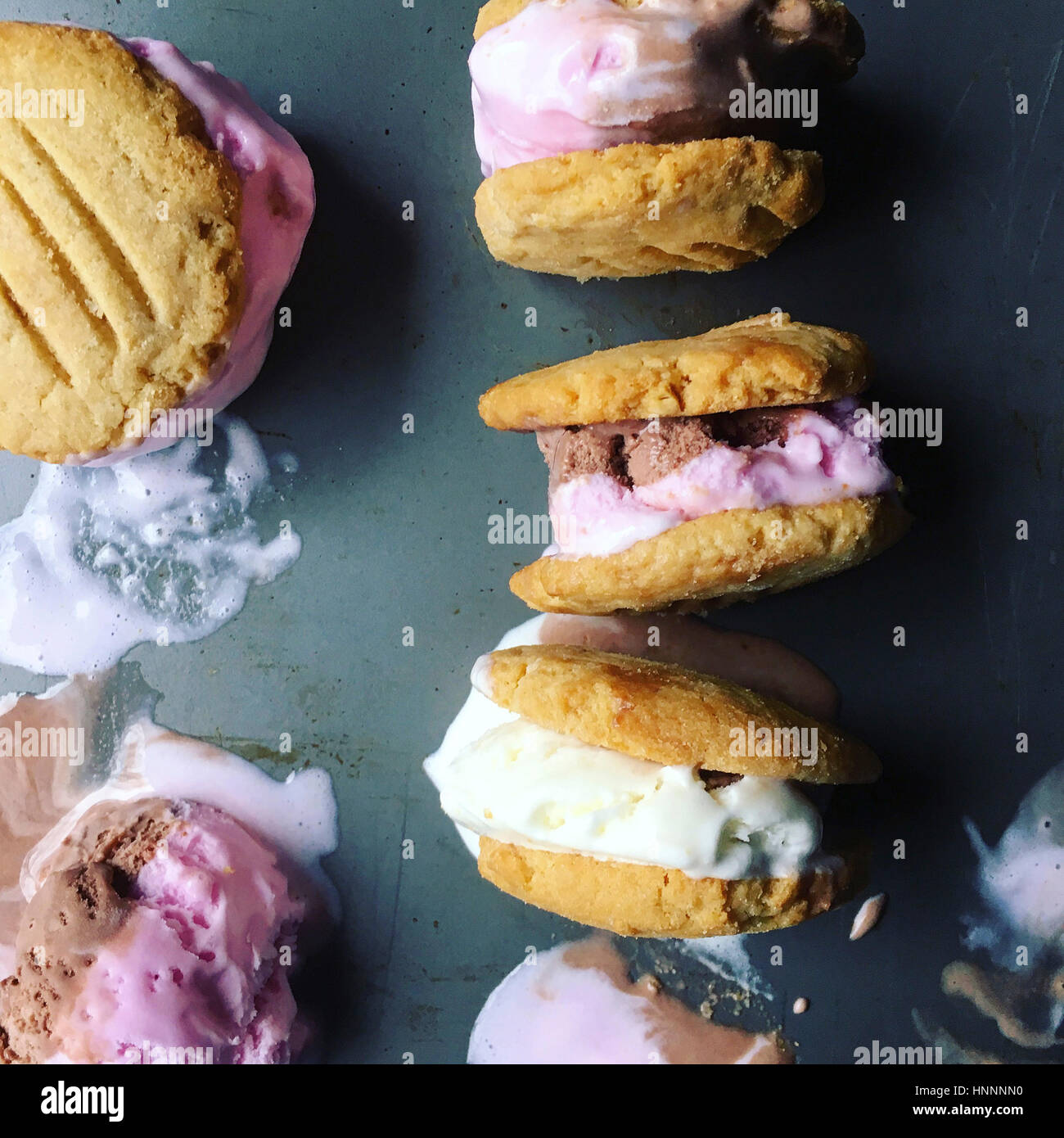 Close-up di cookie ice cream sandwich sul tavolo Foto Stock