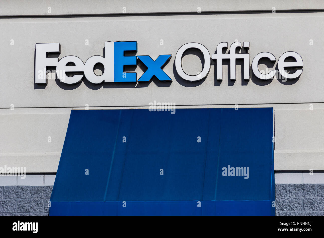 Indianapolis - Circa Febbraio 2017: Locale FedEx Ubicazione ufficio. FedEx Office offre la massa di vendita al dettaglio e la spedizione Express nonché la stampa e copyin Foto Stock