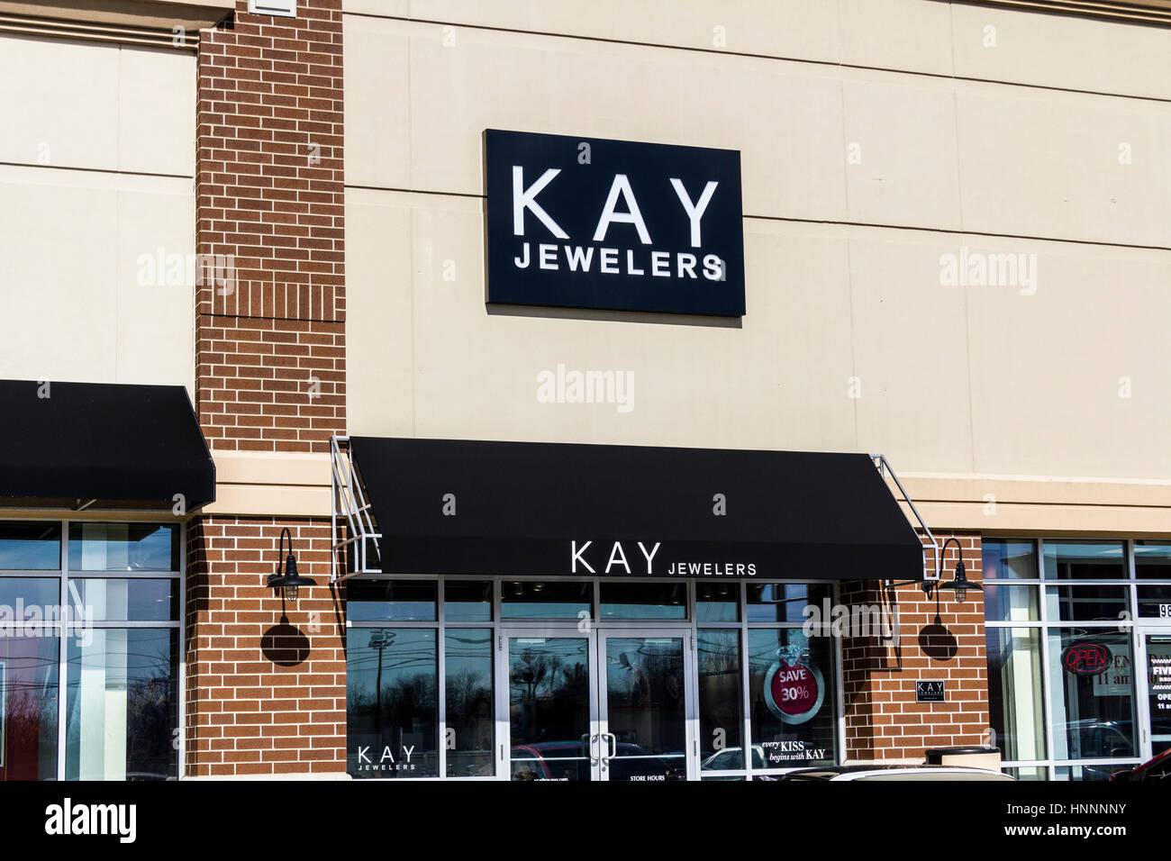 Indianapolis - Circa Febbraio 2017: Kay Jewelers striscia Retail Mall posizione. Kay Jewelers è una filiale della sterlina e Signet Jewelers ho Foto Stock