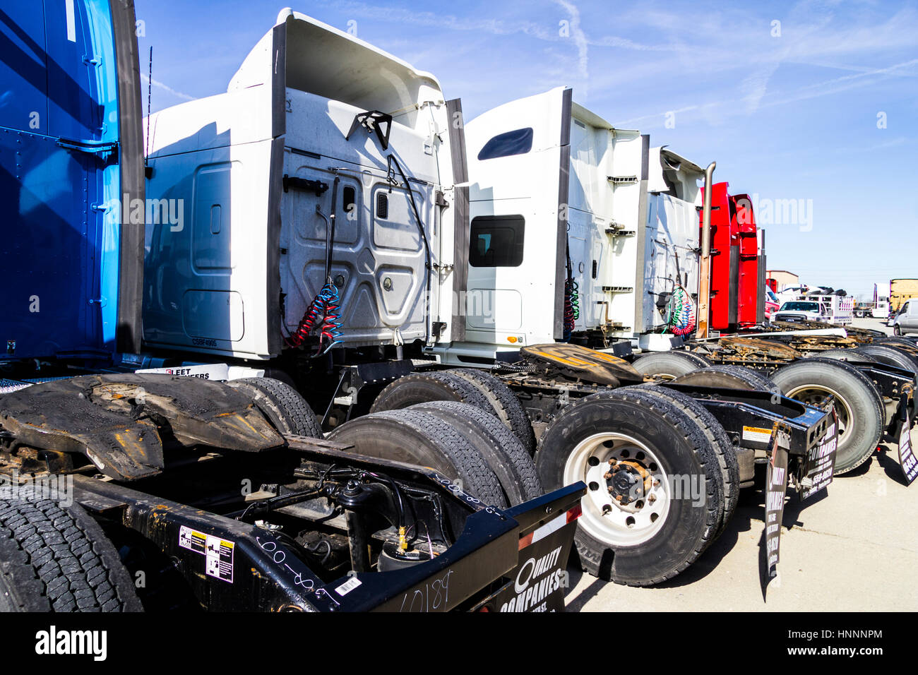 Indianapolis - Circa Febbraio 2017: colorata semi rimorchio per trattore camion schierate per vendita IV Foto Stock