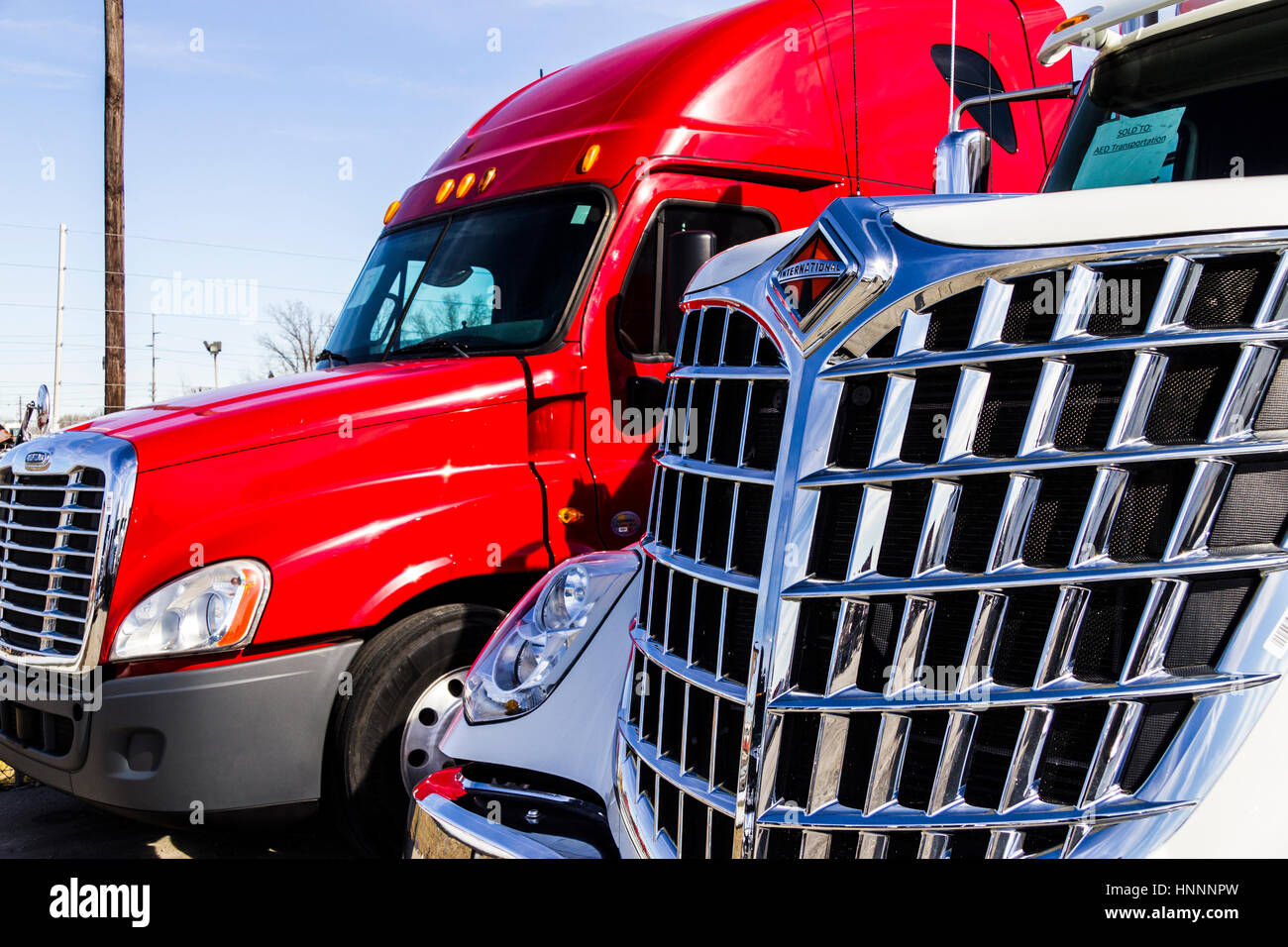 Indianapolis - Circa Febbraio 2017: Navistar International ane Freightliner semi rimorchio per trattore camion schierate per vendita III Foto Stock