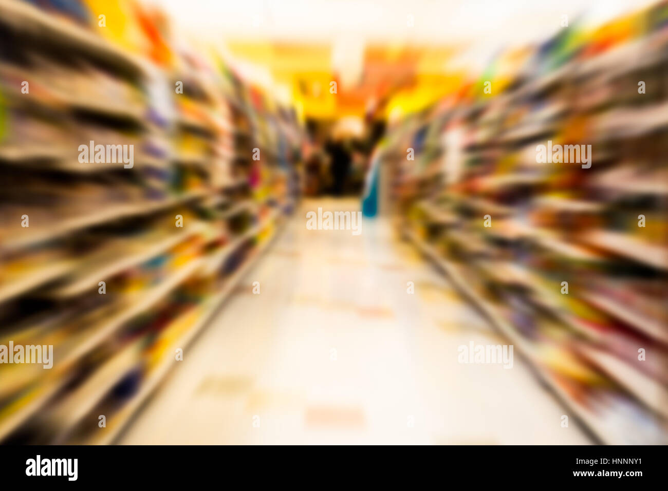 Defocalizzata motion blur di drogheria ripiani corridoio al supermercato Foto Stock