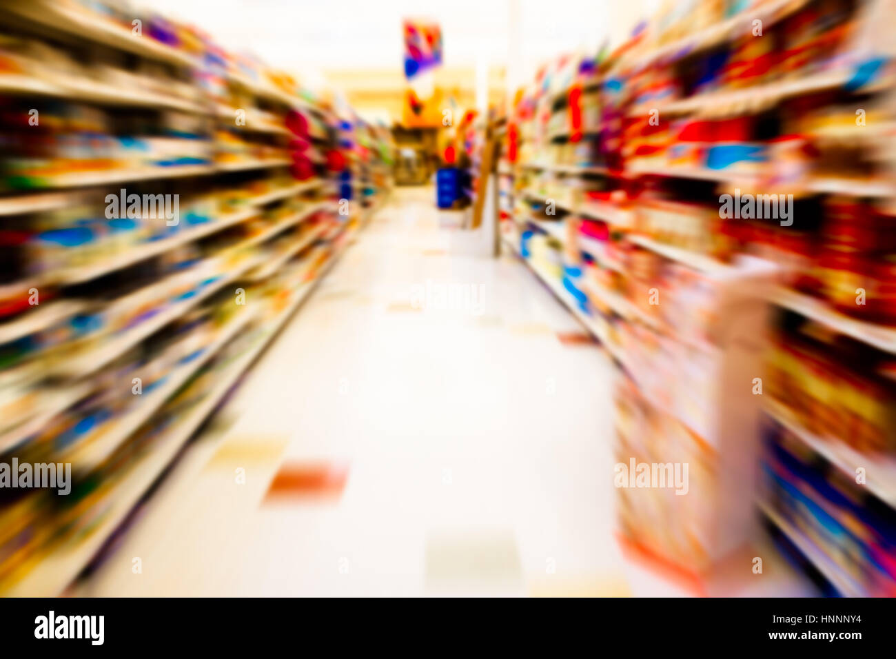 Defocalizzata motion blur di drogheria ripiani corridoio al supermercato Foto Stock
