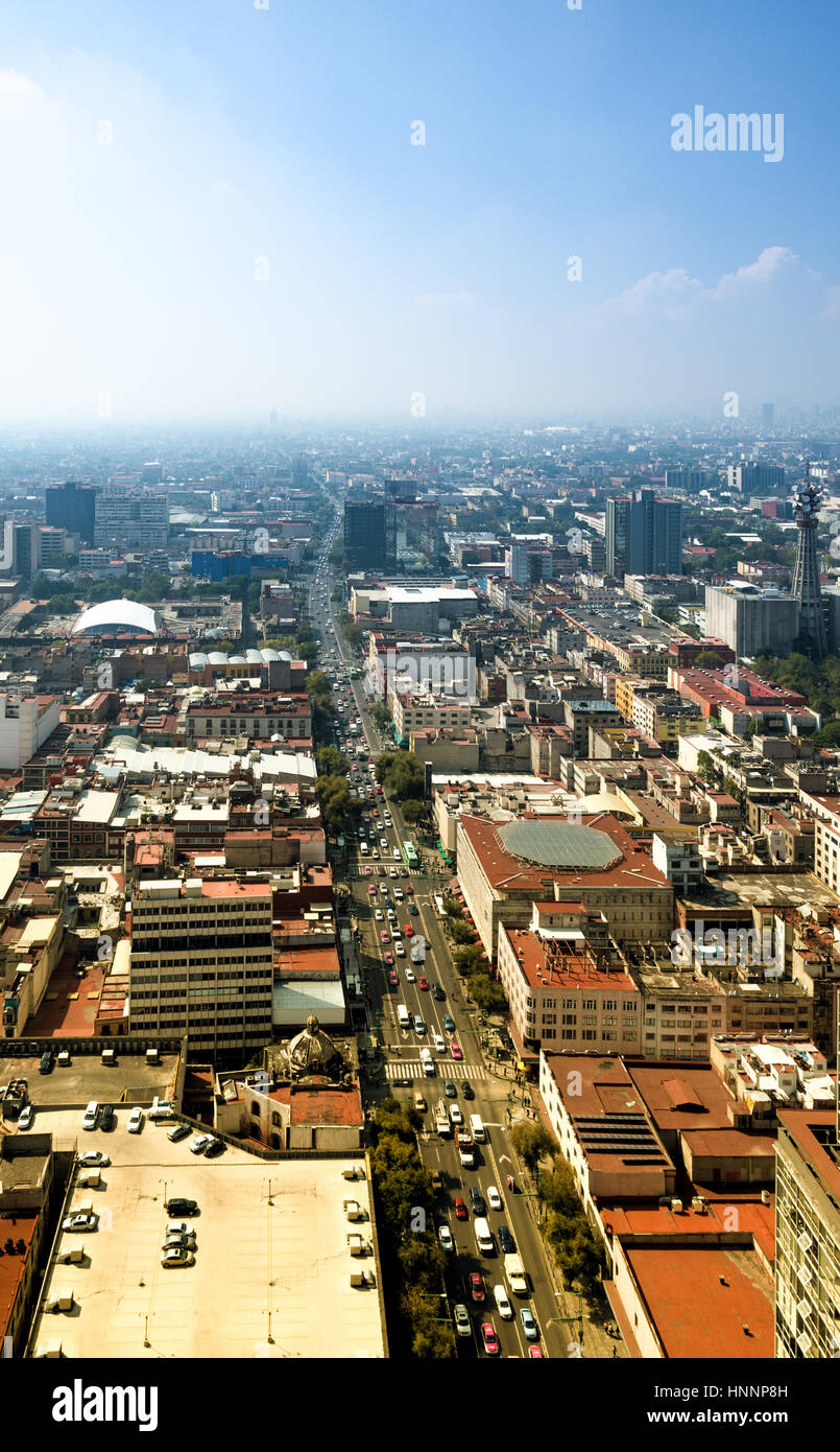 Eje Central Lazaro Cardenas, strada piena di automobili in Città del Messico, capitale del Messico, in una mattina di sole con haze. Foto Stock