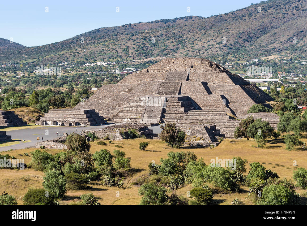 Piramide della Luna con Plaza della Luna e una parte del Viale dei Morti visto dalla Piramide del Sole a San Joan Teotihuacan, vicino Messico Foto Stock