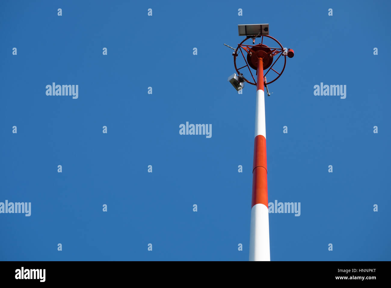 Trasmissione, antenna, radio torre palo sul cielo azzurro sfondo Foto Stock